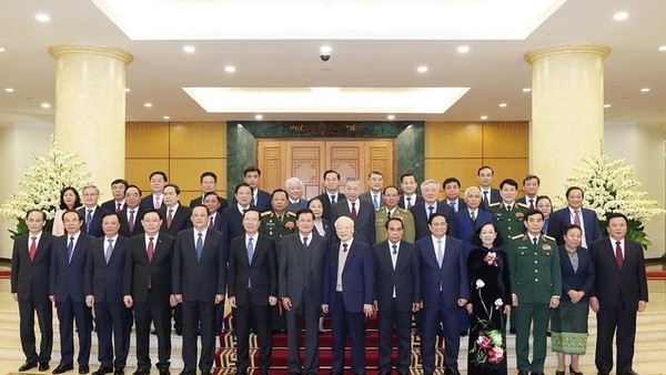 Tổng Bí thư Nguyễn Phú Trọng và Tổng Bí thư, Chủ tịch nước Lào Thongloun Sisoulith cùng các đại biểu Việt Nam - Lào chụp ảnh chung. (Ảnh: Trí Dũng/TTXVN)