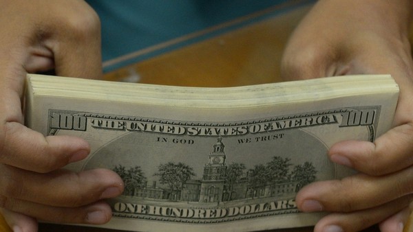 Đồng tiền mệnh giá 100 USD. (Ảnh: AFP/ TTXVN)
