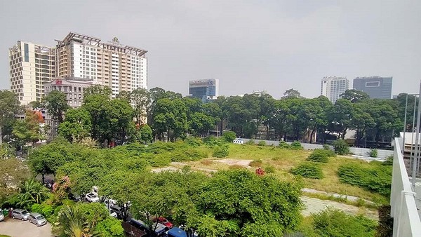 Khu đất xây dựng nhà thi đấu Phan Đình Phùng cỏ mọc um tùm giữa trung tâm TP.HCM. Ảnh: Lê Toàn