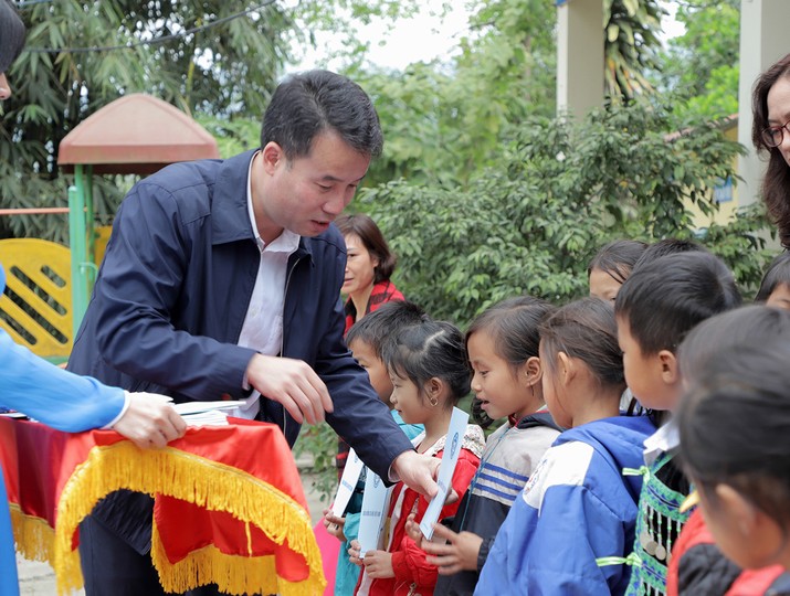 Tổng giám đốc Bảo hiểm Xã hội Việt Nam Nguyễn Thế Mạnh tặng thẻ BHYT cho học sinh tại tỉnh Điện Biên