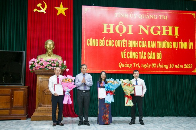 Phó Bí thư Thường trực Tỉnh uỷ Quảng Trị Hoàng Đăng Quang trao quyết định và tặng hoa với các cán bộ được bổ nhiệm. Ảnh: Lê Trường 