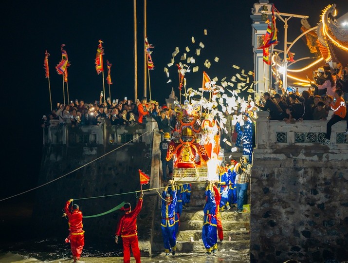 Đông đảo nhân dân và du khách về dự Lễ dâng hương chính hội Lễ hội Đảo Dấu 