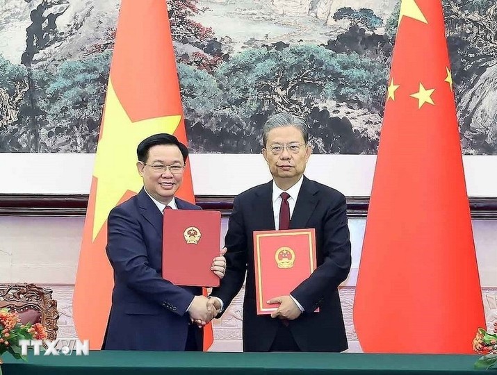 Chủ tịch Quốc hội Vương Đình Huệ và Ủy viên trưởng Ủy ban Thường vụ Nhân đại toàn quốc Trung Quốc Triệu Lạc Tế ký Thỏa thuận hợp tác giữa Quốc hội hai nước. (Ảnh: TTXVN)