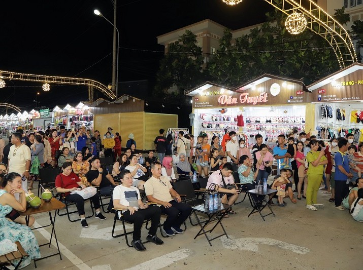 Du lịch Ninh Thuận liên tiếp đón nhận những 'cú hích' để thu hút du khách