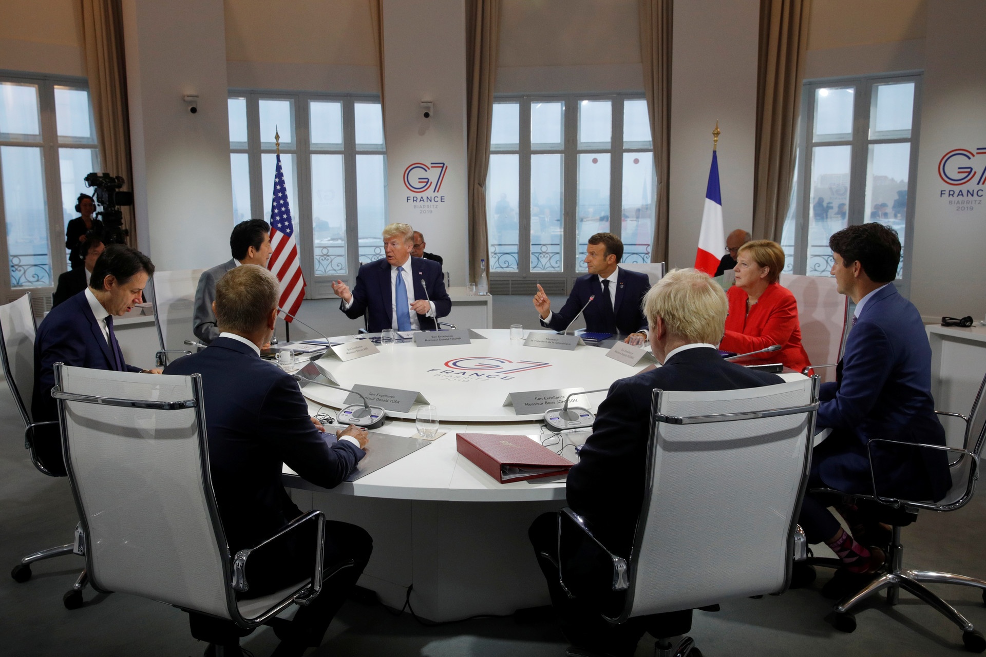 Các nhà lãnh đạo G7 thảo luận tại Hội nghị thượng đỉnh G7. Ảnh: Reuters.