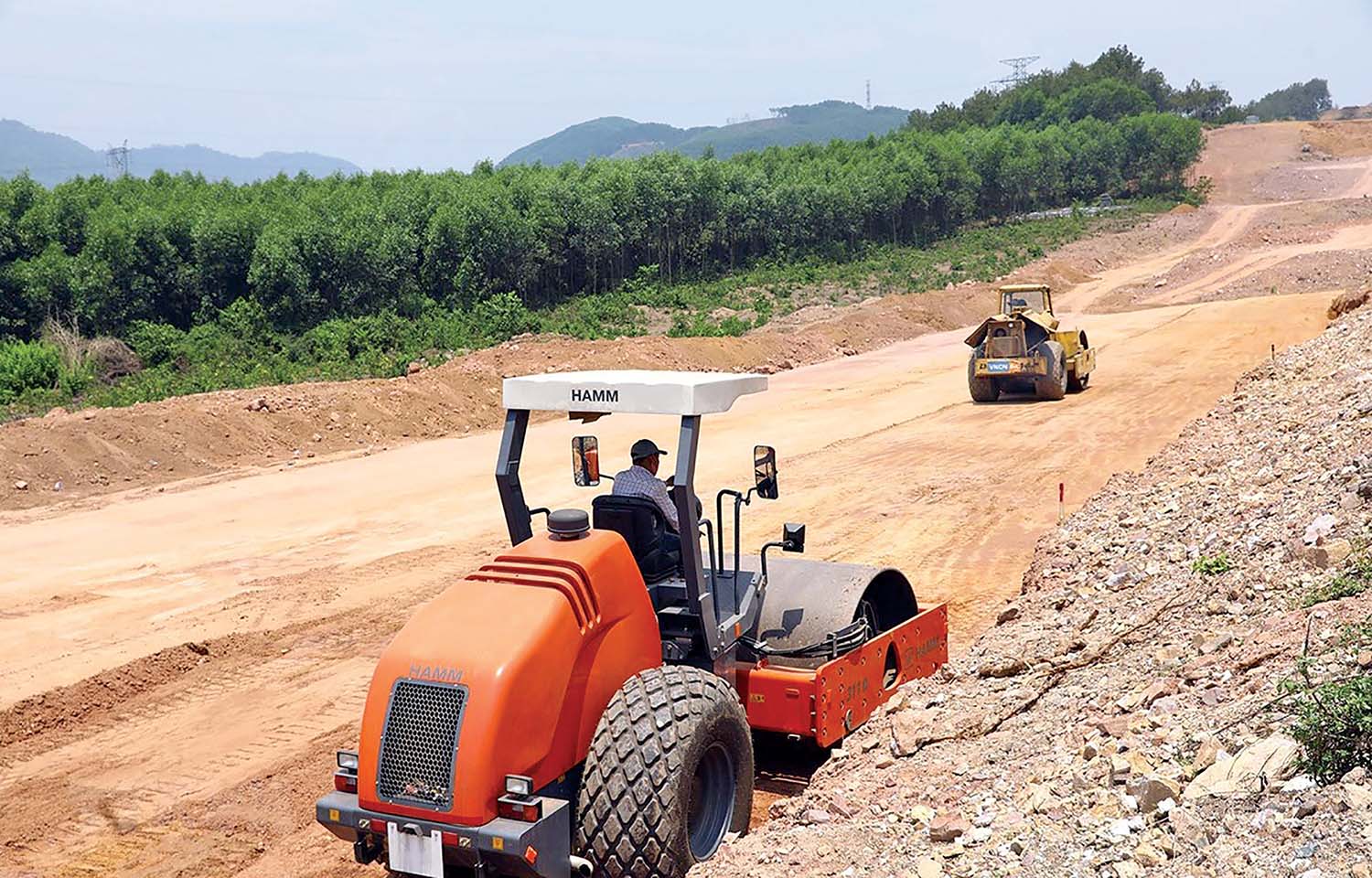 Thiếu vật liệu đất đắp thi công cao tốc Cam Lộ - La Sơn: Sai sót trong khảo sát, cấp phép khai thác khoáng sản 
