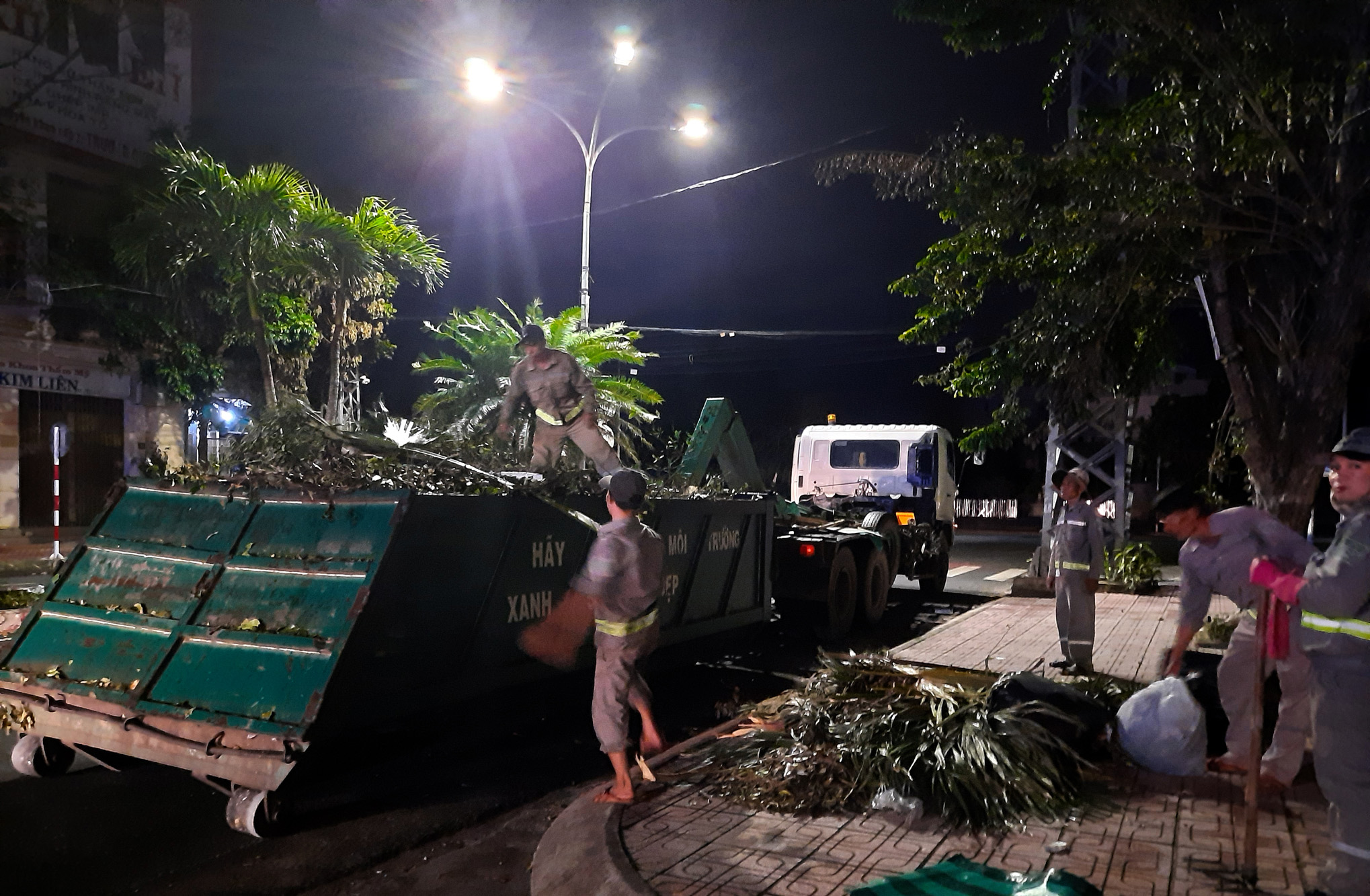 Hình ảnh người dân Quảng Ngãi nỗ lực khắc phục hậu quả bão số 9