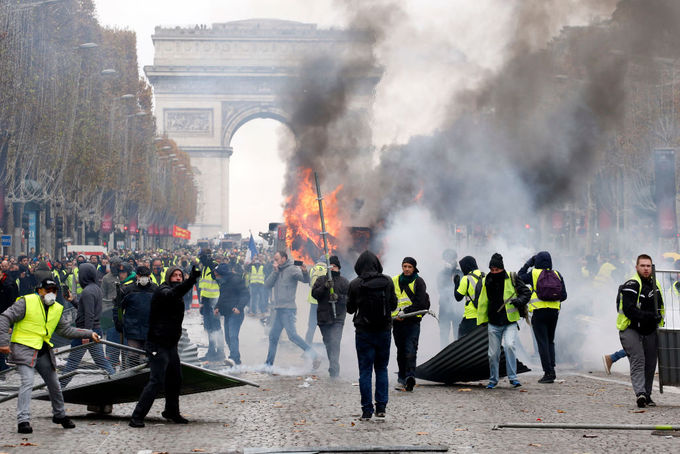 Khải Hoàn Môn tan hoang sau cuộc bạo loạn lớn nhất 5 thập kỷ ở Paris