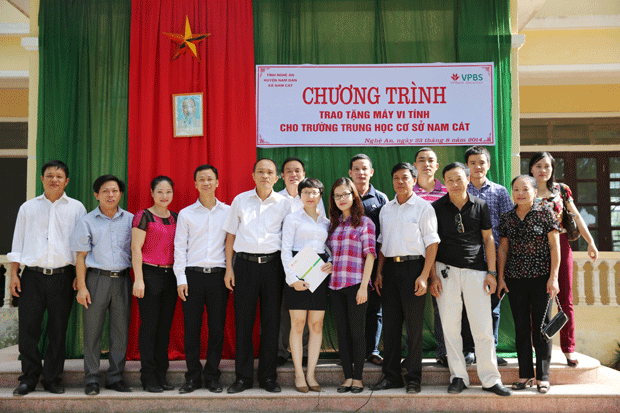 VPBS trao tặng 10 máy vi tính cho Trường Nam Cát, huyện Nam Đàn