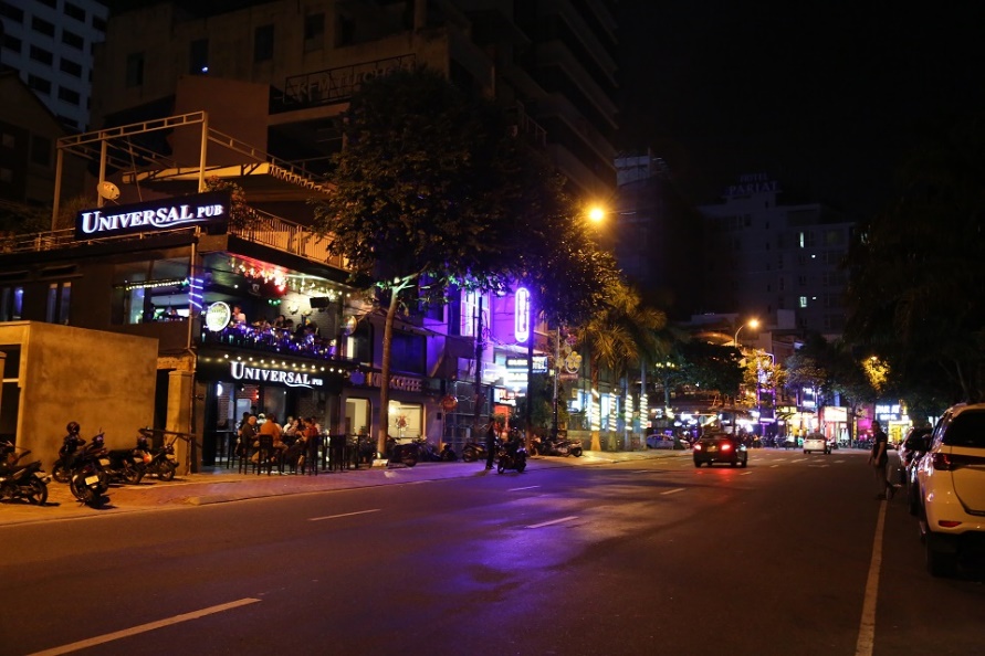 Ở Việt Nam, khách du lịch làm gì khi màn đêm buông xuống?