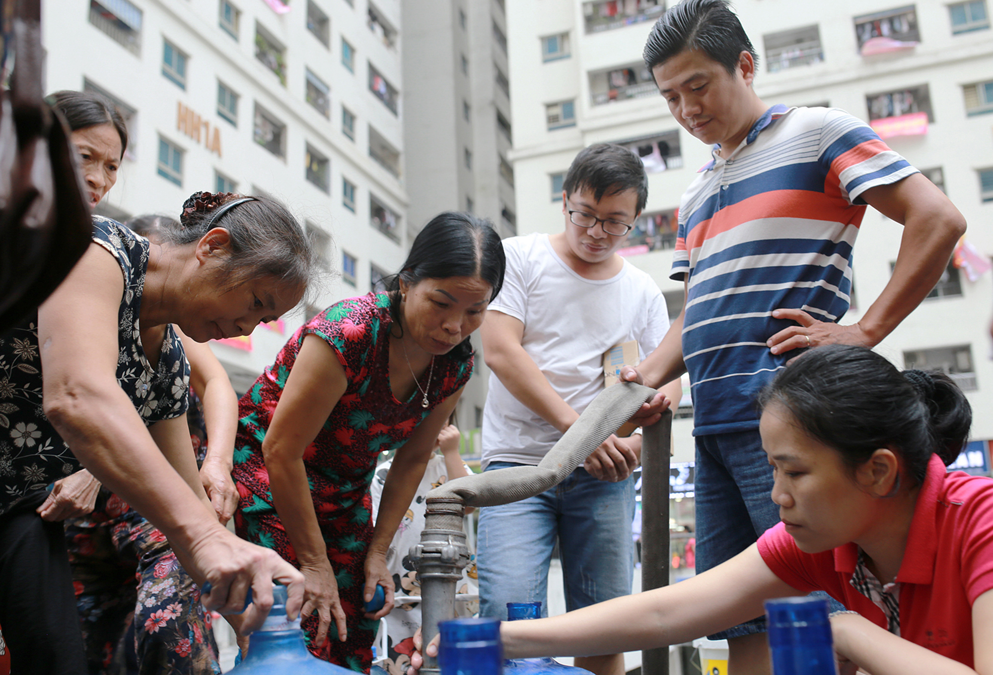Hà Nội: Dân chung cư “khát” nước