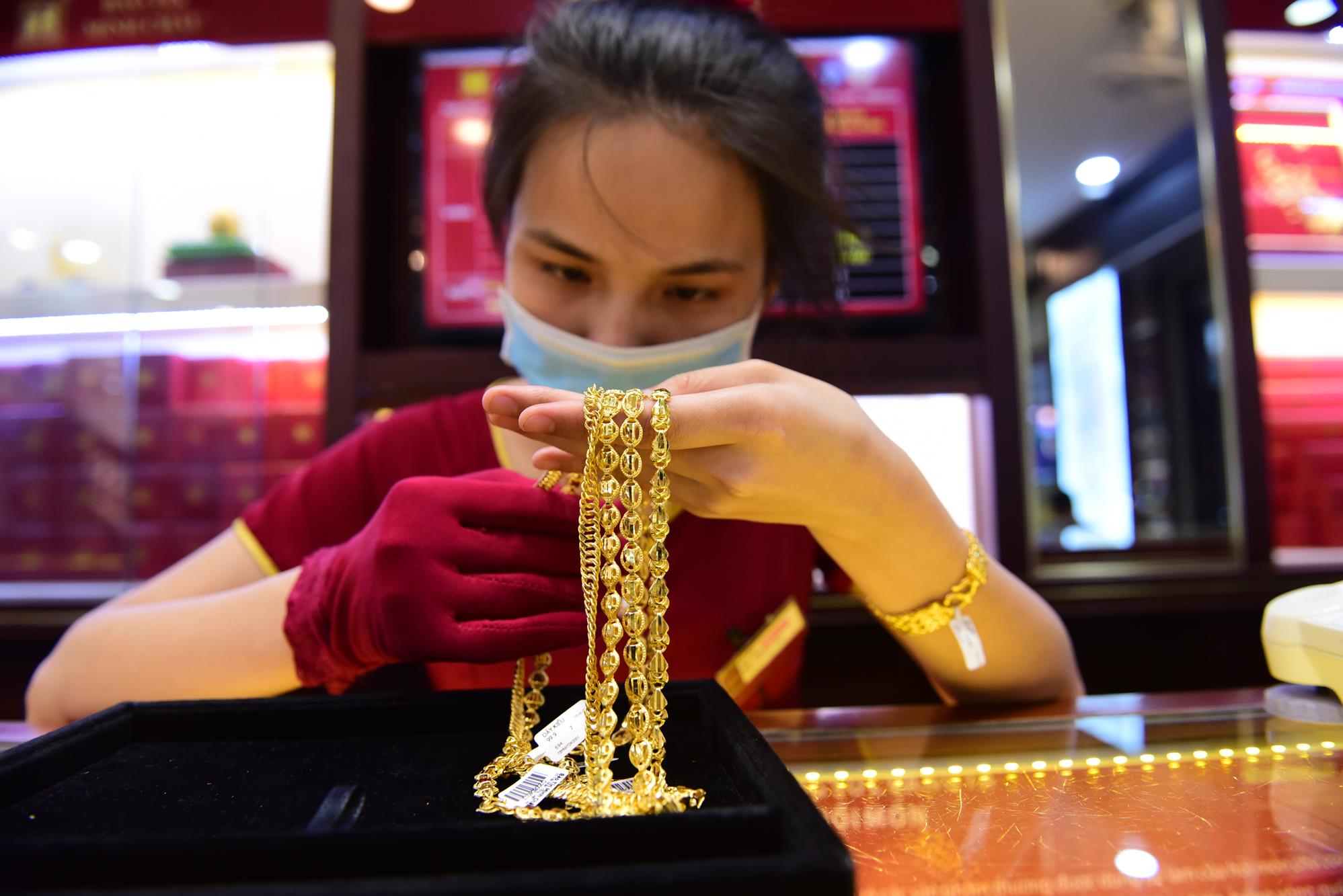 Mang hơn 6 tỷ mua 100 cây vàng ngày giá vàng lên “cơn điên” 