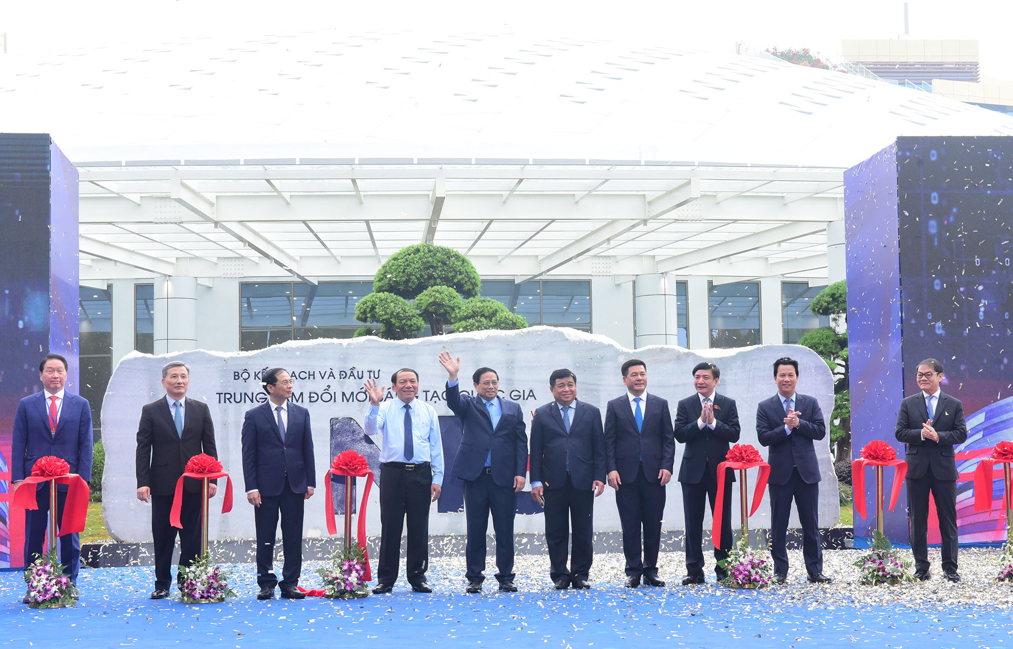 Thủ tướng cắt băng khánh thành Trung tâm Đổi mới Sáng tạo Quốc gia tại Hòa Lạc