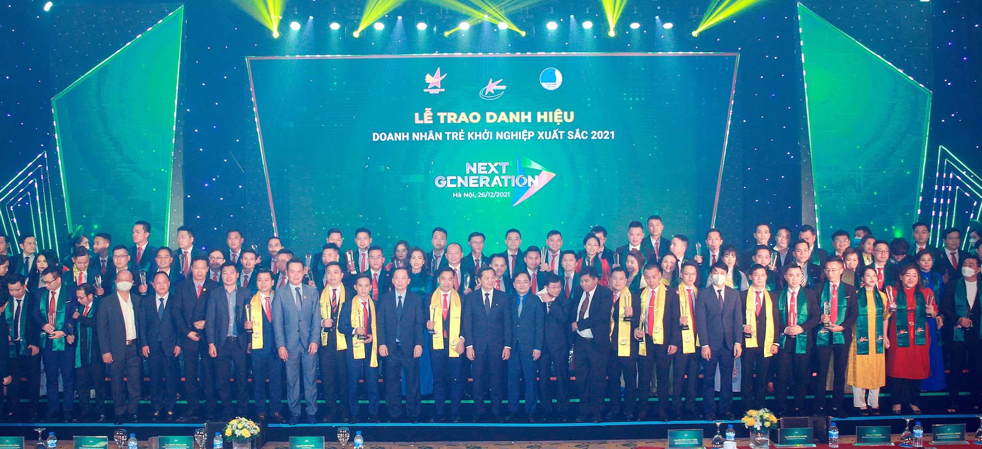 Phó thủ tướng Chính phủ Lê Minh Khái và Bí thư Thứ nhất Trung ương Đoàn Nguyễn Anh Tuấn trao danh hiệu TOP 10 “Doanh nhân trẻ khởi nghiệp xuất sắc 2021”.