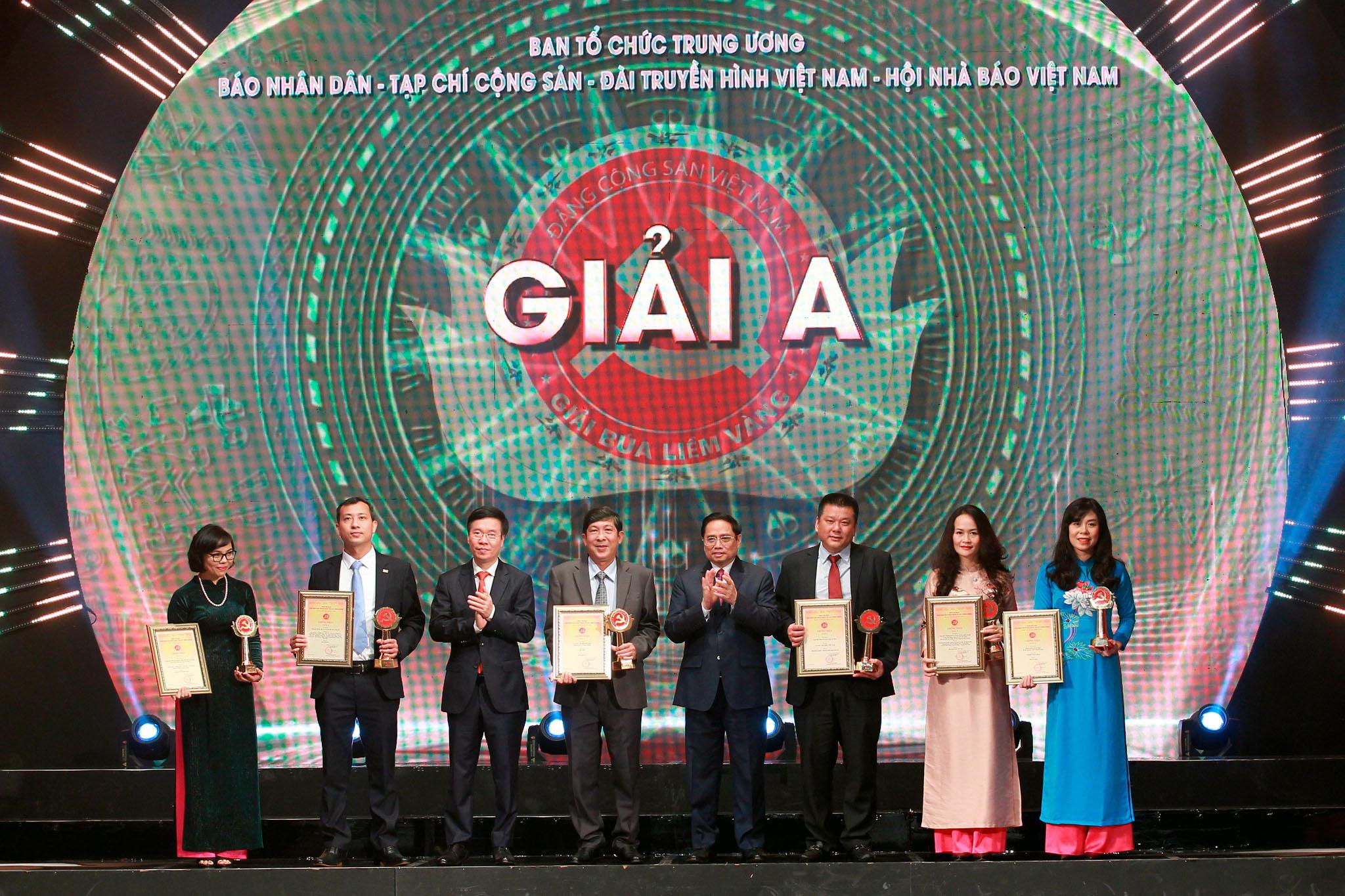 Thủ tướng Phạm Minh Chính và Thường trực Ban Bí thư Võ Văn Thưởng trao giải, chúc mừng các tác giả, nhóm tác giả đoạt giải A Búa liềm vàng năm 2021.