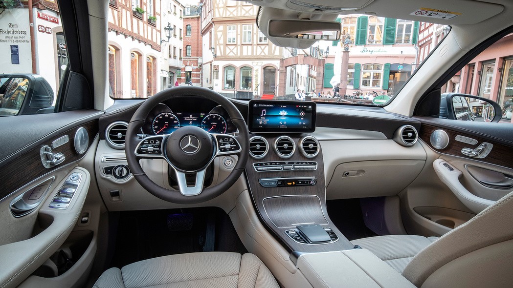 Vừa mua xe chủ MercedesBenz GLC 300 đời mới đã bán vội với giá bằng niêm  yết