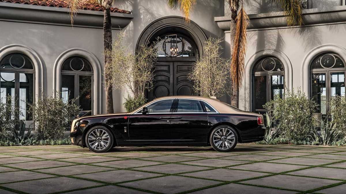 The RollsRoyce Wraith Black Badge Costs Many First Class Plane Tickets for  a Reason