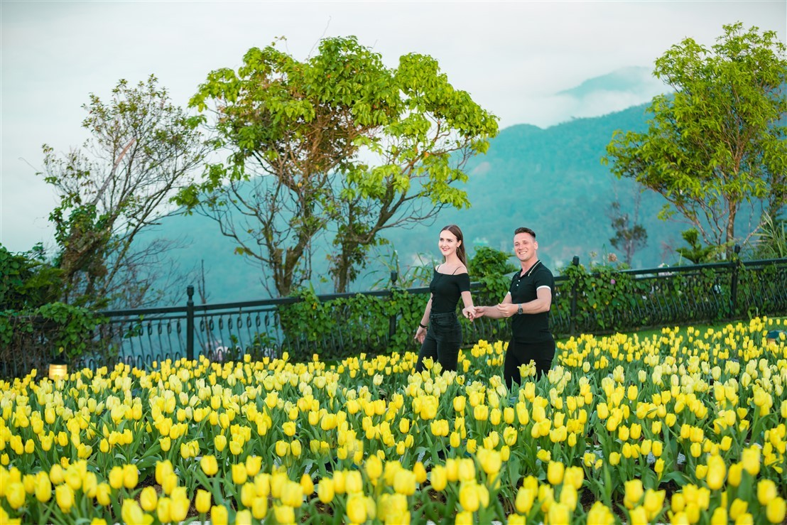 “Chị chị em em”, Tết này bếp núc làm chi, lên mà xem Bà Nà rực rỡ tulip với hoa hồng ảnh 4 “Chị chị em em”, Tết này bếp núc làm chi, lên mà xem Bà Nà rực rỡ tulip với hoa hồng ảnh 4