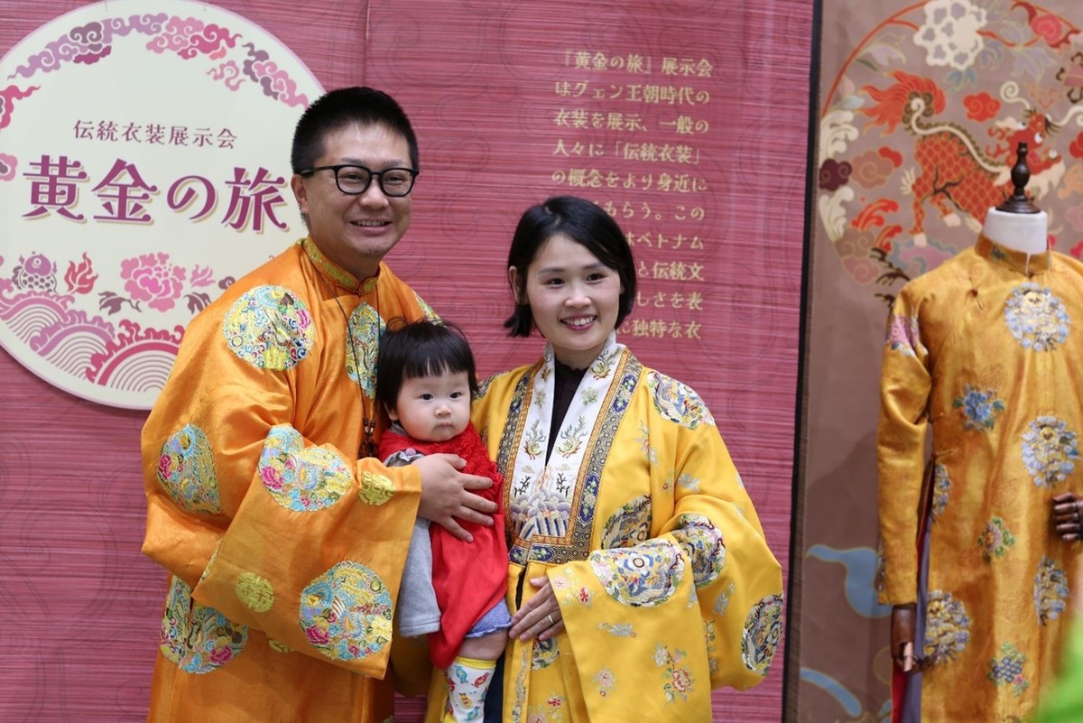 Công chúng Nhật Bản yêu thích trải nghiệm mặc cổ phục Việt - trang phục truyền thống của Việt Nam. (Ảnh: Bộ Ngoại giao Việt Nam) ảnh 3
