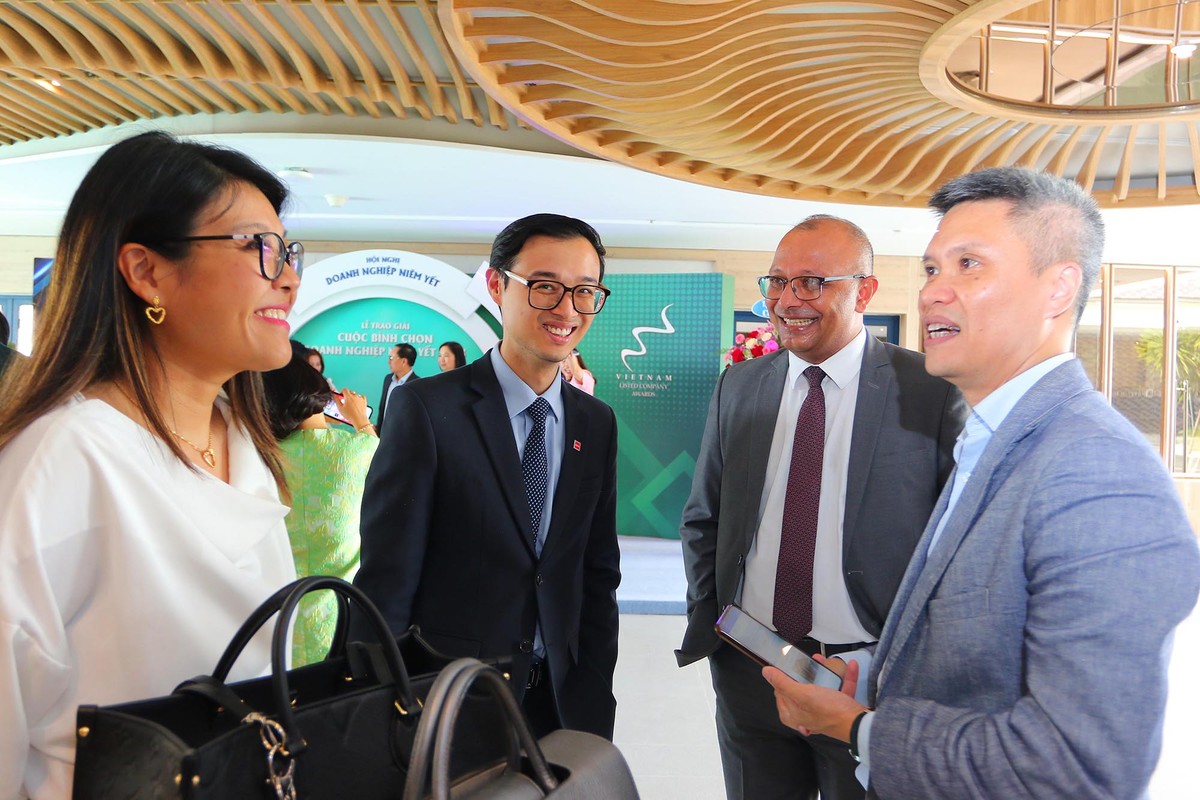 Các chuyên gia, các tổ chức tài chính và doanh nghiệp trao bên lề sự kiện diên ra tại The Arena Cam Ranh, Khánh Hòa ngày 15/12/2023. ảnh 1 Các chuyên gia, các tổ chức tài chính và doanh nghiệp trao bên lề sự kiện diên ra tại The Arena Cam Ranh, Khánh Hòa ngày 15/12/2023. ảnh 1