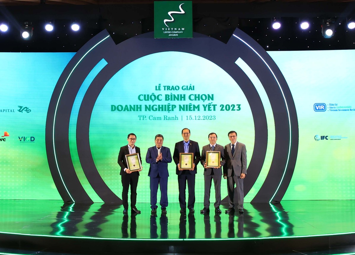 Ông Nguyễn Công Minh (phải), Vụ trưởng Vụ Giám sát thị trường, Uỷ ban Chứng khoán Nhà nước và ông Nguyễn Tiến Dũng, Phó tổng giám đốc Sở Giao dịch Chứng khoán Việt Nam (VNX) trao giải cho các doanh nghiêp đạt Giải QTCT vượt trên tuân thủ và giải “Doanh nghiệp tổ chức ĐHĐCĐ thường niên tốt nhất”. ảnh 13 Ông Nguyễn Công Minh (phải), Vụ trưởng Vụ Giám sát thị trường, Uỷ ban Chứng khoán Nhà nước và ông Nguyễn Tiến Dũng, Phó tổng giám đốc Sở Giao dịch Chứng khoán Việt Nam (VNX) trao giải cho các doanh nghiêp đạt Giải QTCT vượt trên tuân thủ và giải “Doanh nghiệp tổ chức ĐHĐCĐ thường niên tốt nhất”. ảnh 13