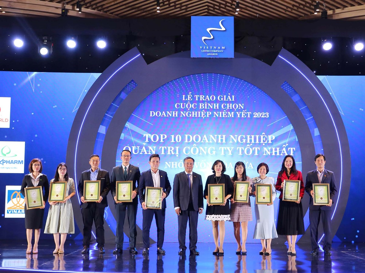 Ông Lê Trọng Minh, Tổng Biên tập Báo Đầu tư, đồng Trưởng Ban Tổ chức Cuộc bình chọn DNNY 2023 trao TOP 10 doanh nghiệp vốn hóa vừa. ảnh 15 Ông Lê Trọng Minh, Tổng Biên tập Báo Đầu tư, đồng Trưởng Ban Tổ chức Cuộc bình chọn DNNY 2023 trao TOP 10 doanh nghiệp vốn hóa vừa. ảnh 15