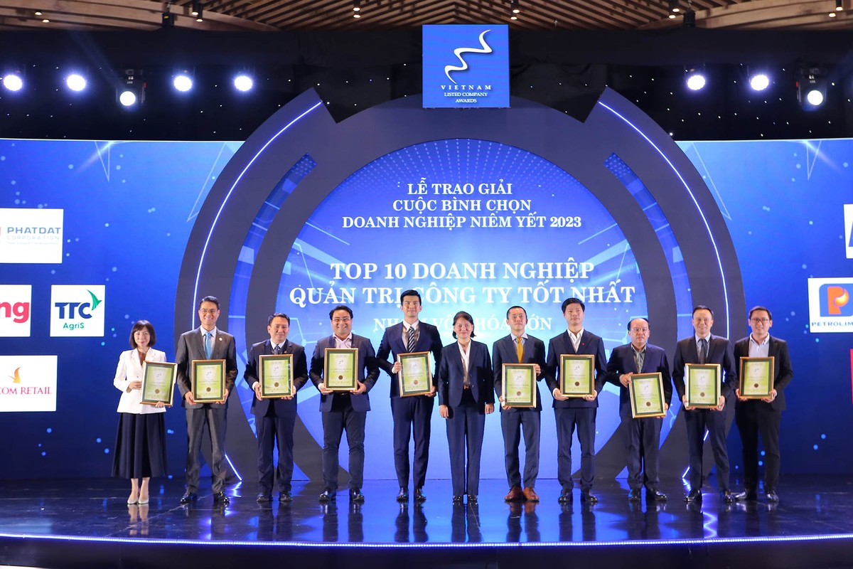 Bà Nguyễn Thị Việt Hà, quyền Chủ tịch Sở Giao dịch Chứng khoán TP.HCM (HoSE) trao TOP 10 doanh nghiệp vốn hóa lớn. ảnh 16 Bà Nguyễn Thị Việt Hà, quyền Chủ tịch Sở Giao dịch Chứng khoán TP.HCM (HoSE) trao TOP 10 doanh nghiệp vốn hóa lớn. ảnh 16