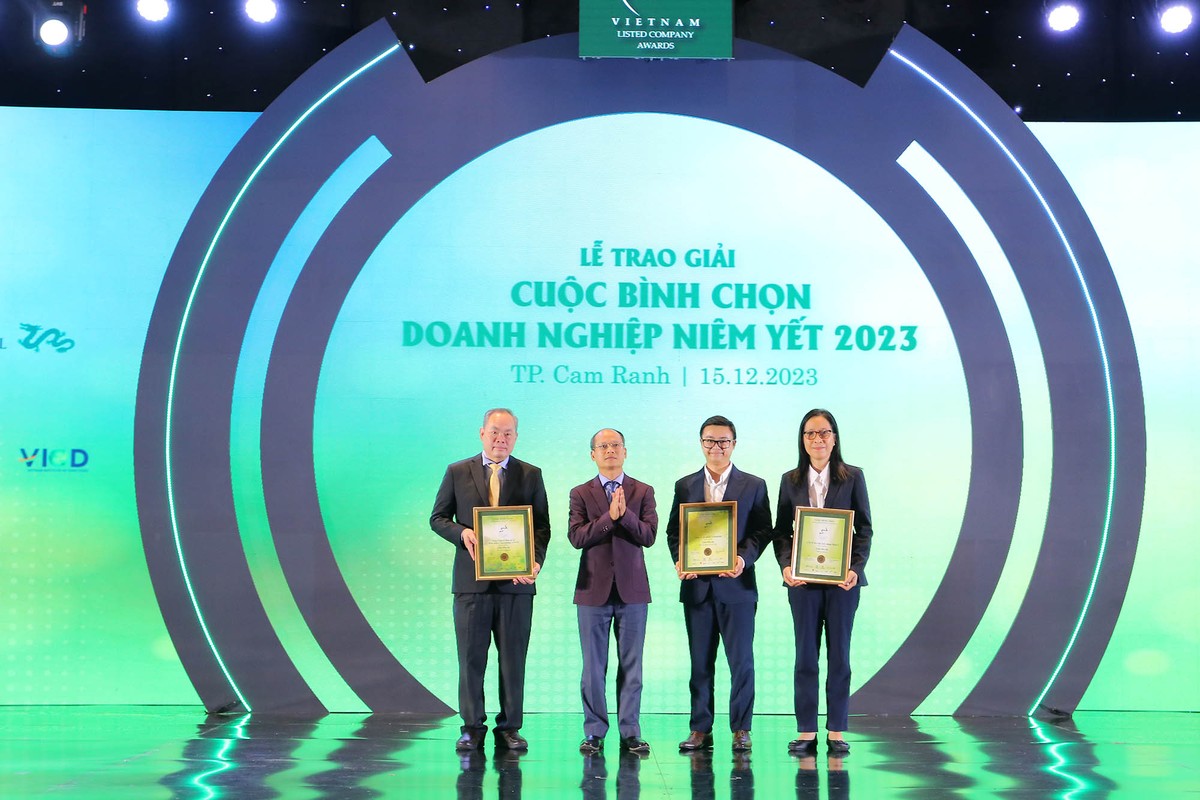 Ông Lê Công Điền, Vụ trưởng Vụ giám sát công ty đại chúng, Ủy ban Chứng khoán Nhà nước trao Trao giải cho các doanh nghiệp có sự tiến bộ vượt trội. ảnh 17