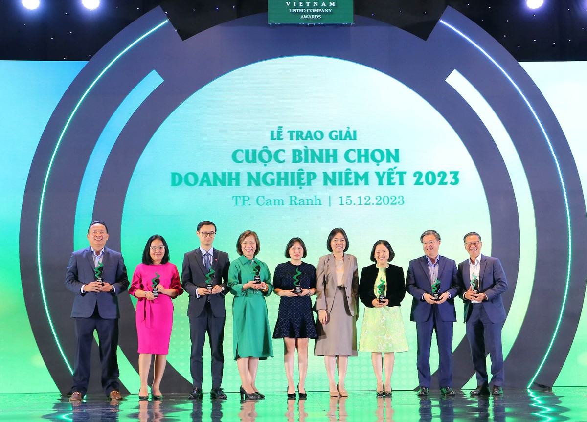 Bà Trần Anh Đào, Phó tổng giám đốc phụ trách Ban điều hành HoSE trao Kỷ niệm chương cho các tổ chức Hỗ trợ (Big 4, ACCA, AFC). ảnh 18