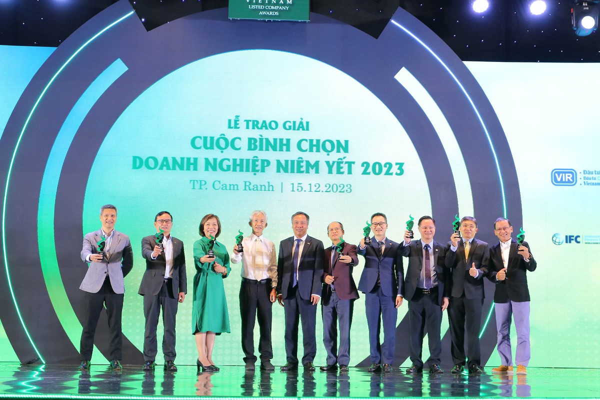 Ông Lê Trọng Minh, Tổng Biên tập Báo Đầu tư, đồng Trưởng Ban Tổ chức Cuộc bình chọn DNNY 2023 trao kỷ niệm chương cho Hội đồng bình chọn. ảnh 19 Ông Lê Trọng Minh, Tổng Biên tập Báo Đầu tư, đồng Trưởng Ban Tổ chức Cuộc bình chọn DNNY 2023 trao kỷ niệm chương cho Hội đồng bình chọn. ảnh 19