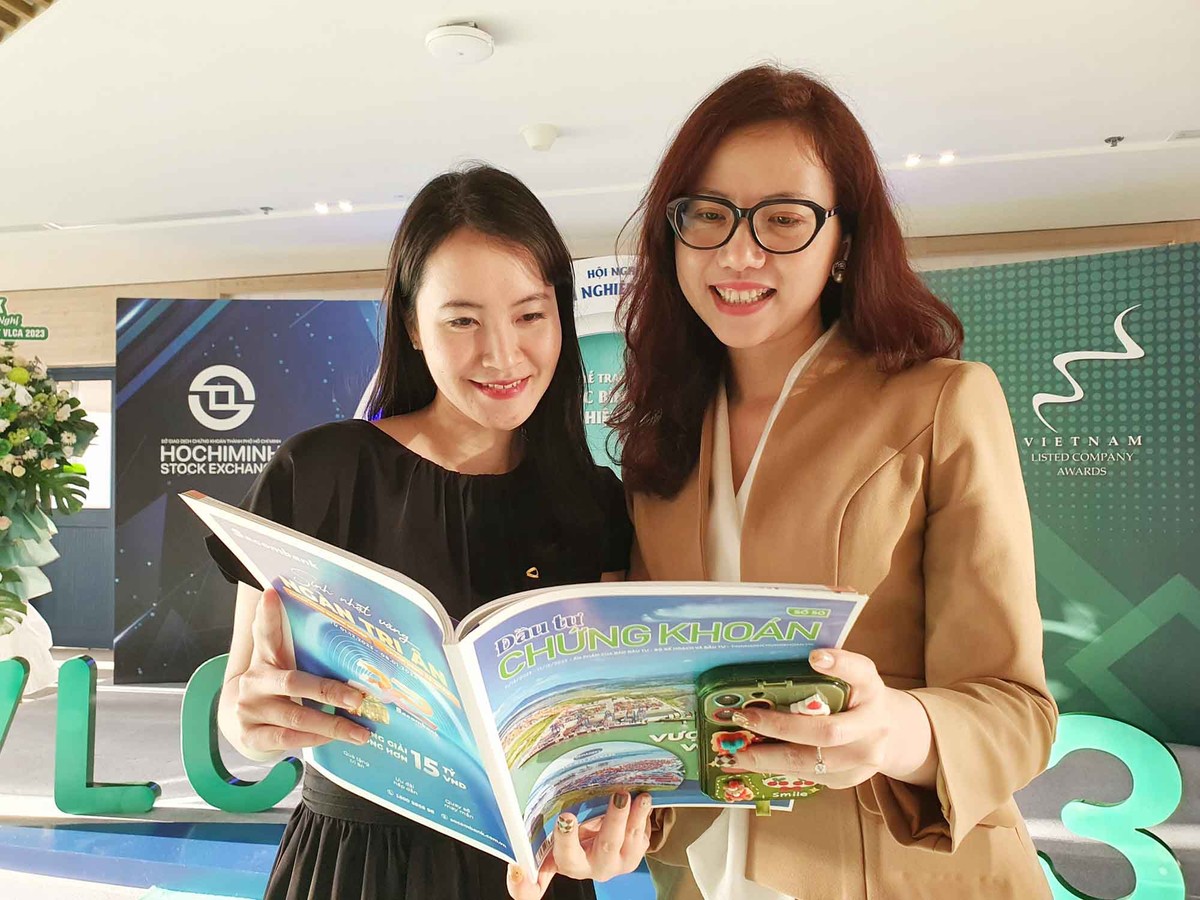 Đại diện các ngân hàng, các doanh nghiệp đến sự kiện từ sớm tham khảo thông tin từ ấn phẩm Báo Đầu tư Chứng khoán. ảnh 2 Đại diện các ngân hàng, các doanh nghiệp đến sự kiện từ sớm tham khảo thông tin từ ấn phẩm Báo Đầu tư Chứng khoán. ảnh 2