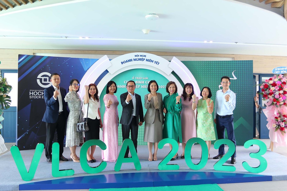 Đại diện Ban tổ chức cùng các Sở, Ban, Ngành và các doanh nghiệp chụp hình kỷ niệm thể hiện sự quyết tâm cho Phát triển bền vững. ảnh 3 Đại diện Ban tổ chức cùng các Sở, Ban, Ngành và các doanh nghiệp chụp hình kỷ niệm thể hiện sự quyết tâm cho Phát triển bền vững. ảnh 3