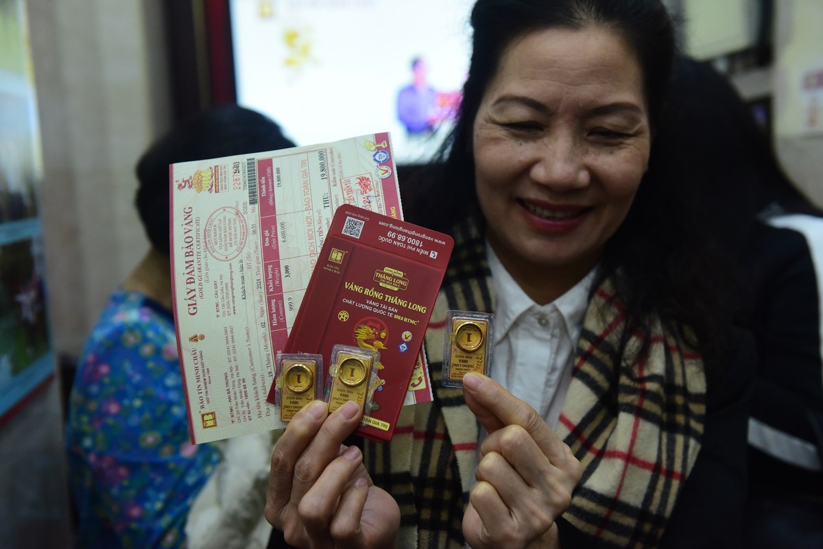 &quot;Mình thì chỉ quan niệm mua lấy may mắn nên dù có đắt hay rẻ mình vẫn mua&quot;, bà Nguyễn Thị Nam (quận Hai Bà Trưng), một trong những người mua vàng đầu tiên cho biết.