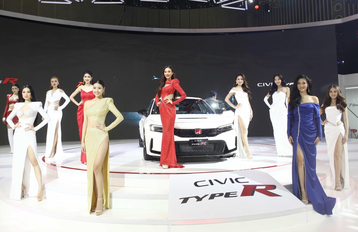 Dàn người mẫu Việt và Tây đọ dáng tại Vietnam Motor Show 2022 ...