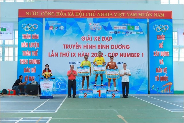 Number 1 chanh, dâu cùng vận động viên chinh phục 85 km chặng 3 Giải xe đạp truyền hình Bình Dương ảnh 2