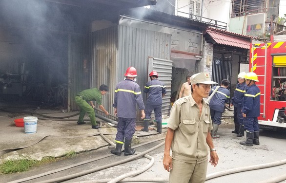 Xưởng đúc tượng ở Thủ Đức cháy dữ dội, cháy lan xưởng vải, xưởng gỗ ảnh 1 Xưởng đúc tượng ở Thủ Đức cháy dữ dội, cháy lan xưởng vải, xưởng gỗ ảnh 1
