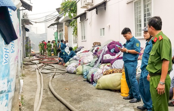Xưởng đúc tượng ở Thủ Đức cháy dữ dội, cháy lan xưởng vải, xưởng gỗ ảnh 2 Xưởng đúc tượng ở Thủ Đức cháy dữ dội, cháy lan xưởng vải, xưởng gỗ ảnh 2