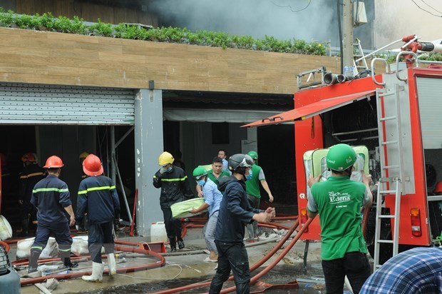TP.HCM: Công ty cháy lớn lan sang nhà dân, thiêu rụi nhiều tài sản ảnh 1