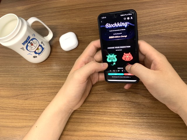 Để tham gia StockKing, người chơi chỉ cần lựa chọn xu hướng tăng - giảm của chỉ số VN-Index trên ứng dụng Finavi mỗi ngày. ảnh 1 Để tham gia StockKing, người chơi chỉ cần lựa chọn xu hướng tăng - giảm của chỉ số VN-Index trên ứng dụng Finavi mỗi ngày. ảnh 1