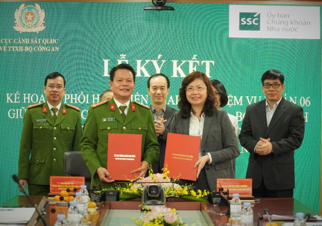 Chủ tịch UBCKNN Vũ Thị Chân Phương và Đại tá Vũ Văn Tấn trao Biên bản ký kết ảnh 1 Chủ tịch UBCKNN Vũ Thị Chân Phương và Đại tá Vũ Văn Tấn trao Biên bản ký kết ảnh 1