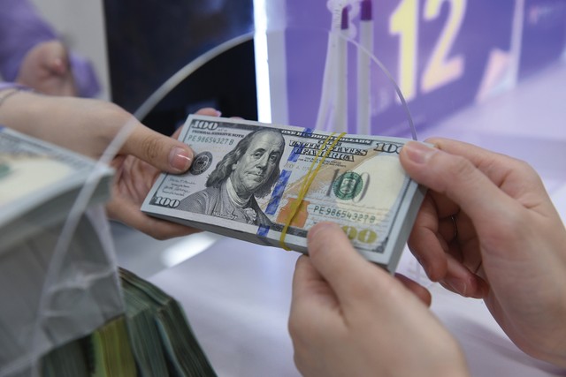 Tỷ giá liên ngân hàng hiện đạt mức cao nhất kể từ đầu năm là 24.230 đồng, tăng khoảng 2,5%. Ảnh: Dũng Minh ảnh 1