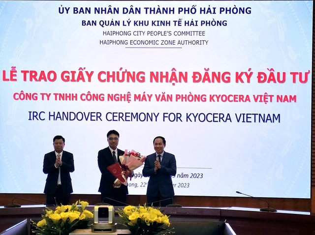 Trao giấy chứng nhận tăng vốn đầu tư Dự án sản xuất máy và thiết bị văn phòng cho Công ty TNHH Công nghệ máy văn phòng Kyocera Việt Nam (Nhật Bản). ảnh 4