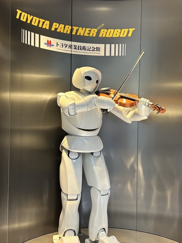 Partner Robot kéo đàn violin cho khách tham quan bảo tàng nghe. ảnh 18