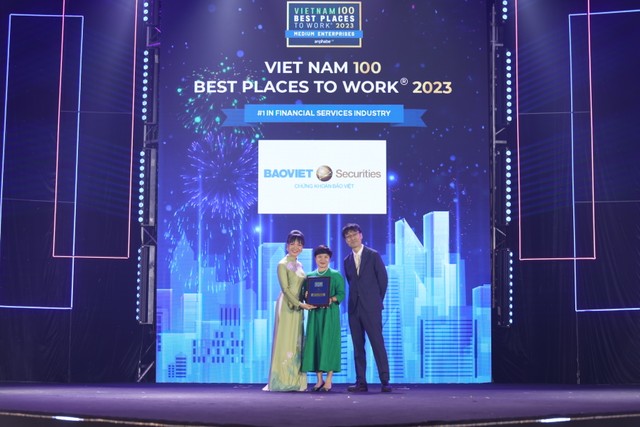 Bà Bùi Thị Mai Hiên (giữa) - Giám đốc Nhân sự đại diện BVSC nhận giải thưởng ảnh 1 Bà Bùi Thị Mai Hiên (giữa) - Giám đốc Nhân sự đại diện BVSC nhận giải thưởng ảnh 1