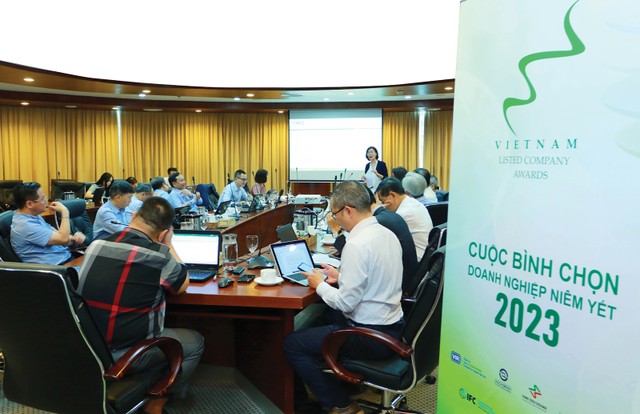 Cuộc bình chọn Doanh nghiệp niêm yết là sự kiện thường niên nhằm tôn vinh việc thực hiện các thông lệ tốt về quản trị và điều hành công ty, được thể hiện qua các thông tin của doanh nghiệp được công bố. Trong ảnh: Một buổi làm việc của Hội đồng bình chọn Doanh nghiệp niêm yết 2023 ảnh 2