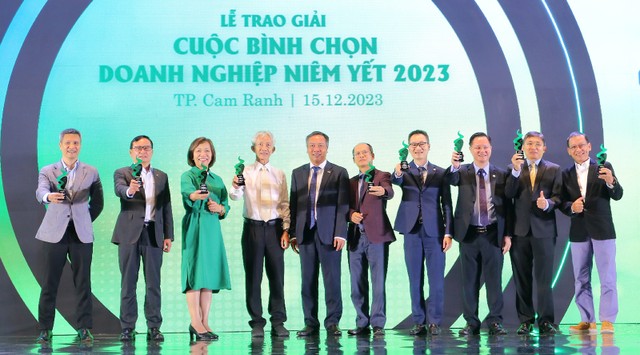 Ông Lê Trọng Minh - Tổng Biên tập Báo Đầu tư, Đồng Trưởng ban Tổ chức Cuộc bình chọn Doanh nghiệp niêm yết 2023 trao kỷ niệm chương cho Hội đồng bình chọn ảnh 1 Ông Lê Trọng Minh - Tổng Biên tập Báo Đầu tư, Đồng Trưởng ban Tổ chức Cuộc bình chọn Doanh nghiệp niêm yết 2023 trao kỷ niệm chương cho Hội đồng bình chọn ảnh 1