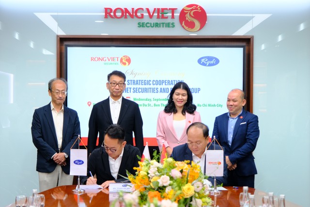Ông Toshiyuki Matsuda và ông Nguyễn Miên Tuấn đại diện hai bên ký kết Biên bản ghi nhớ ảnh 1