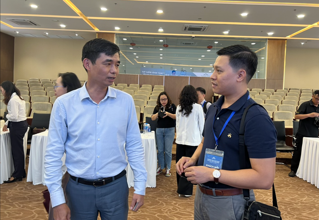 Ông Nguyễn Việt Thắng, Tổng giám đốc Tập đoàn Hòa Phát (bên trái) trao đổi với đại diện tổ chức đầu tư