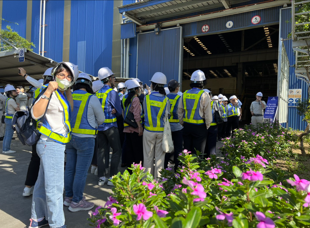 Nhà đầu tư háo hức vào thăm dây chuyền sản xuất thép tại Khu liên hợp Hòa Phát Dung Quất