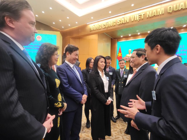 Thủ tướng gặp gỡ doanh nghiệp và nhà đầu tư bên lề Hội nghị triển khai nhiệm vụ phát triển thị trường chứng khoán năm 2024. Ảnh Lâm Nhi Thủ tướng gặp gỡ doanh nghiệp và nhà đầu tư bên lề Hội nghị triển khai nhiệm vụ phát triển thị trường chứng khoán năm 2024. Ảnh Lâm Nhi